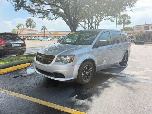 Used 2017 Dodge Grand Caravan SE FWD image 3