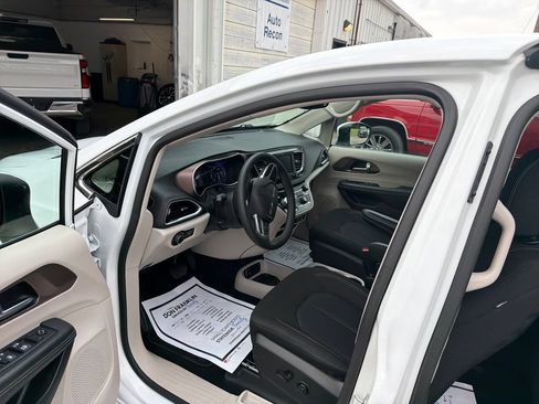 Used 2023 Chrysler Voyager LX FWD image 15