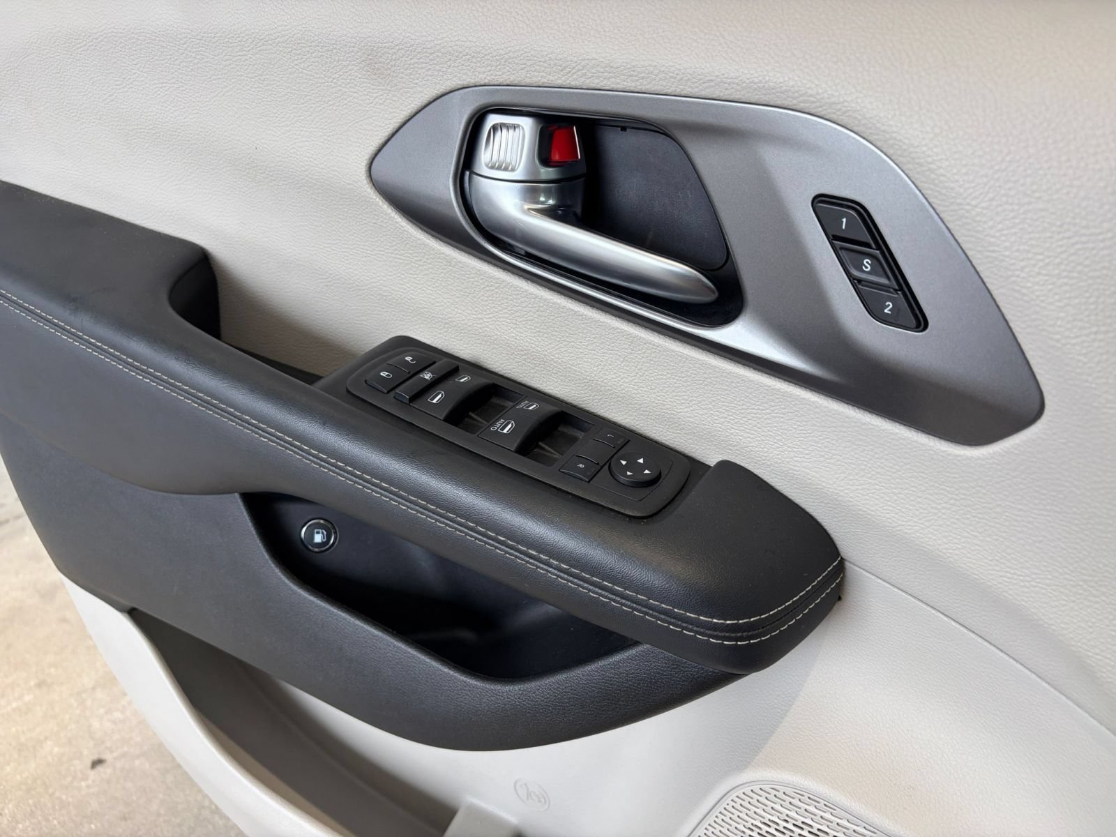 Used 2023 Chrysler Pacifica Touring-L FWD image 18