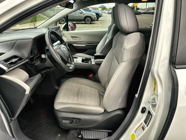Used 2024 Toyota Sienna LE FWD image 11