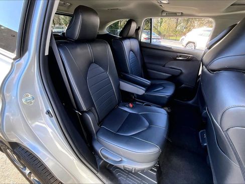 Used 2024 Toyota Highlander XLE image 19