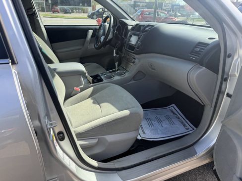Used 2013 Toyota Highlander Plus AWD/4WD image 11