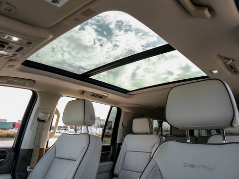 Used 2021 GMC Yukon XL Denali image 5