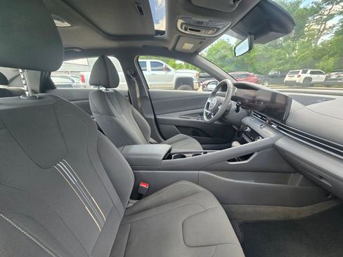 Used 2025 Hyundai Elantra SEL FWD image 9