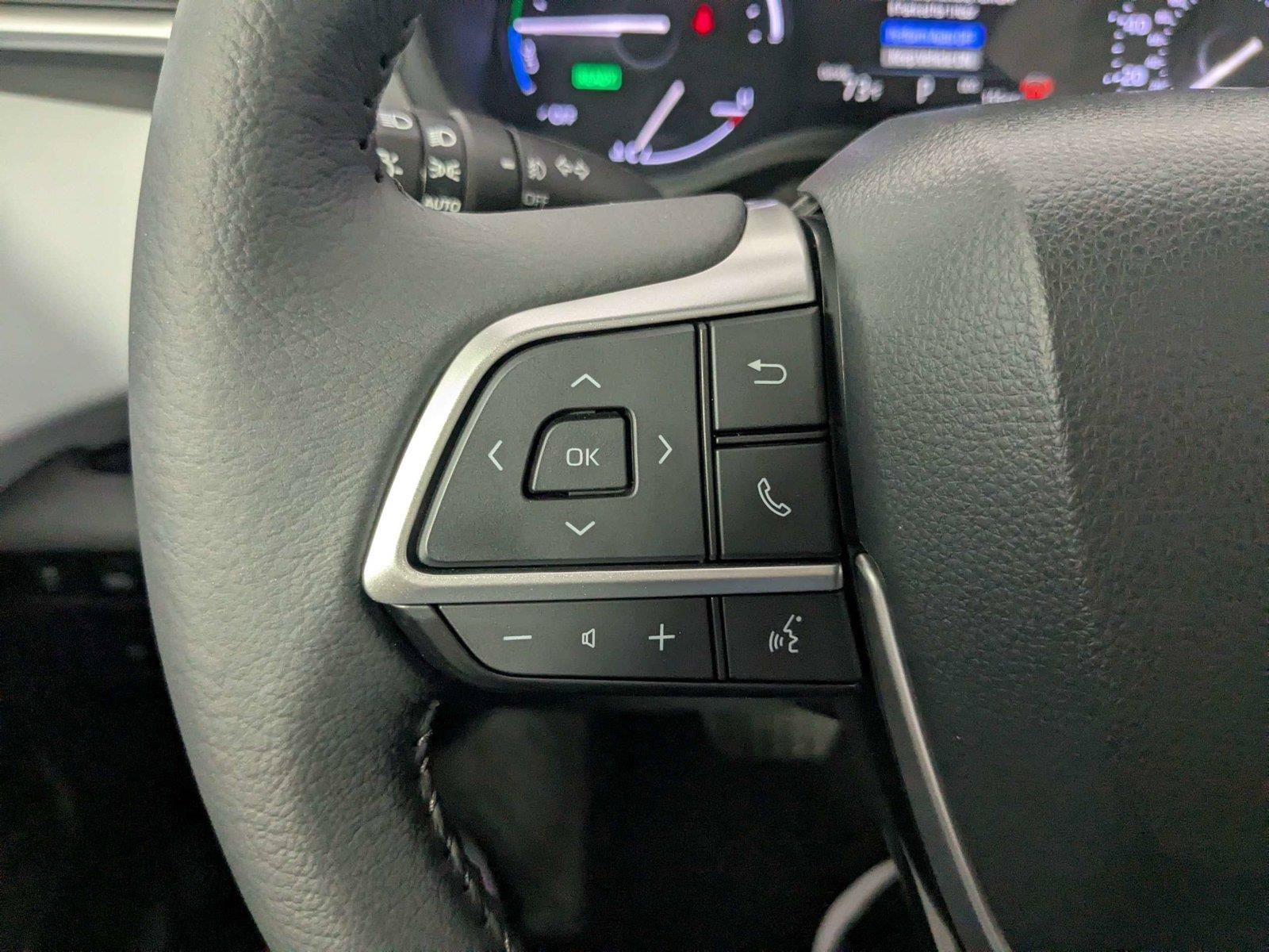 Certified 2025 Toyota Sienna XLE FWD image 17