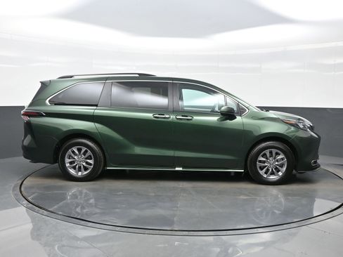 Used 2024 Toyota Sienna XLE image 7