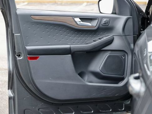 Used 2020 Ford Escape Titanium FWD image 4