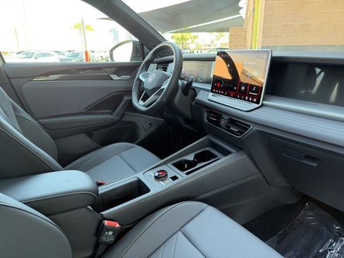 Used 2025 Volkswagen Tiguan SE R-Line AWD/4WD image 38