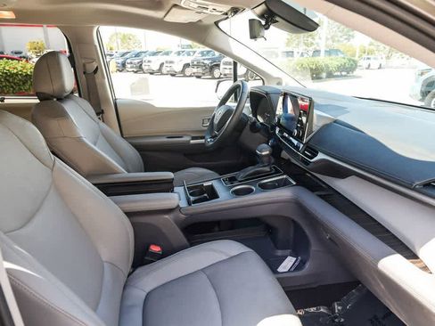 Used 2021 Toyota Sienna Limited FWD image 15