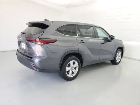 Used 2025 Toyota Highlander LE FWD image 5