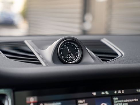 Certified 2025 Porsche Macan image 10