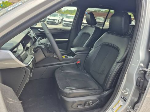 Used 2025 Jeep Grand Cherokee Altitude AWD/4WD image 10
