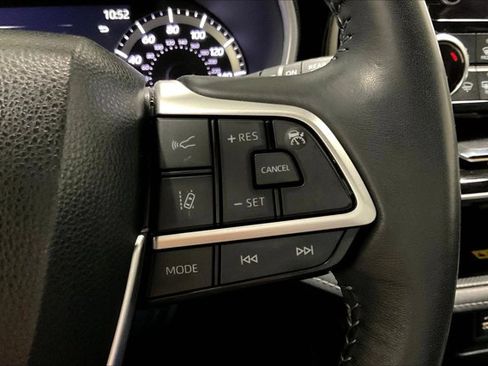 Used 2023 Toyota Highlander XLE AWD/4WD image 19