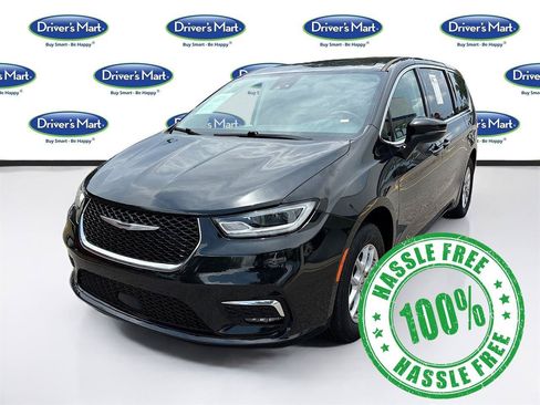 Used 2023 Chrysler Pacifica Touring-L FWD image 3