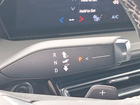 Used 2025 Chevrolet Traverse LT image 39