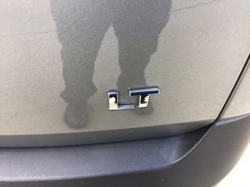 Used 2023 Chevrolet Traverse LT FWD image 32