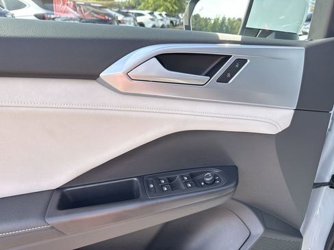 New 2025 Volkswagen Taos SE image 24