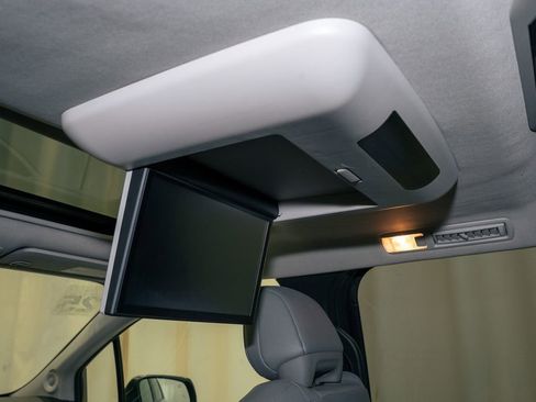 Used 2025 Toyota Sienna XLE image 9