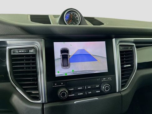 Used 2018 Porsche Macan image 16