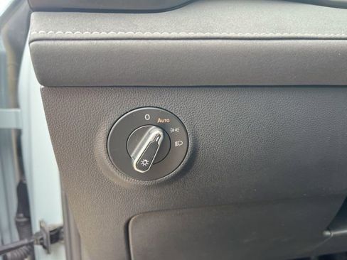 Used 2025 Volkswagen Taos SE image 13