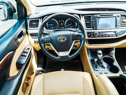 Used 2018 Toyota Highlander Limited FWD image 35