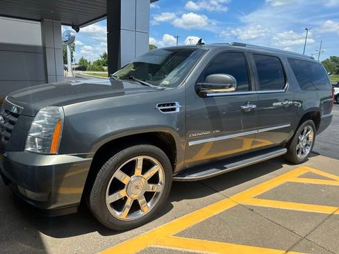Used 2011 Cadillac Escalade ESV Luxury AWD/4WD image 4