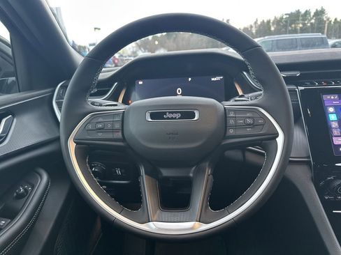 New 2025 Jeep Grand Cherokee Altitude image 15