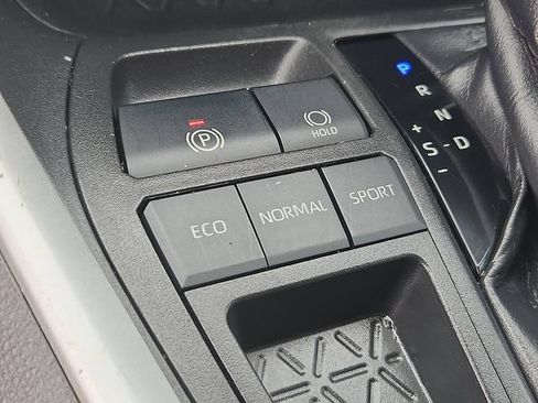 Used 2021 Toyota RAV4 XLE FWD image 18