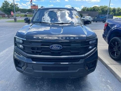 Used 2025 Ford Expedition Active AWD/4WD image 2