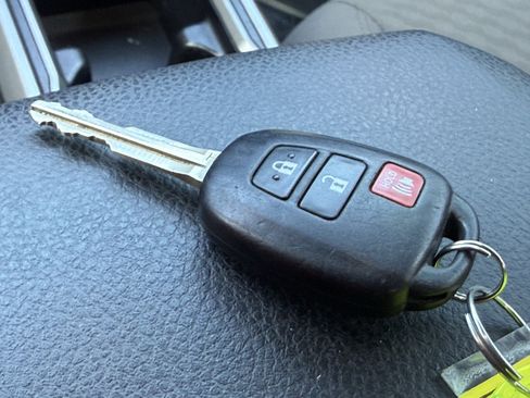 Used 2020 Toyota Tacoma SR5 image 32