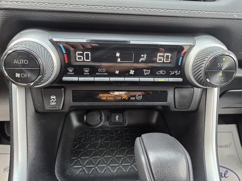 Used 2021 Toyota RAV4 LE AWD/4WD image 19