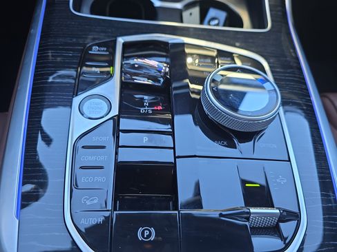 Used 2025 BMW X7 M60i w/ Executive Package image 21