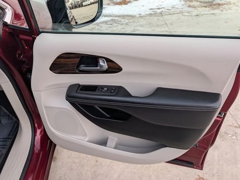 Used 2023 Chrysler Pacifica Limited image 31