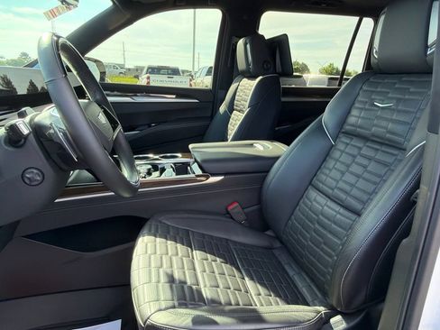 Used 2025 Cadillac Escalade ESV Sport Platinum w/ LPO, ONYX Package AWD/4WD image 22