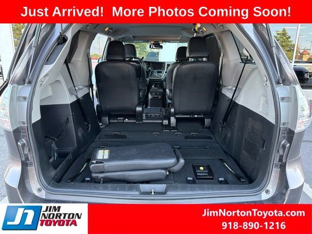 Used 2020 Toyota Sienna SE w/ SE Preferred Package FWD image 9