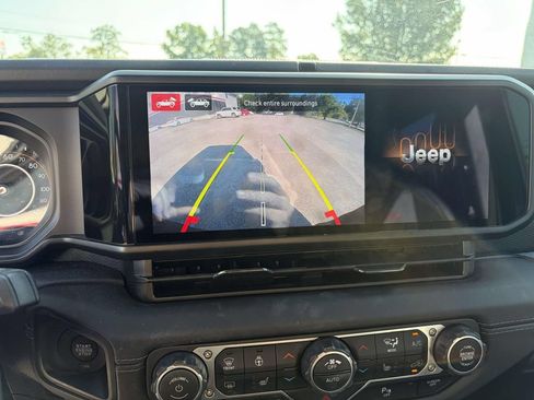 Used 2025 Jeep Wrangler Unlimited Rubicon AWD/4WD image 15