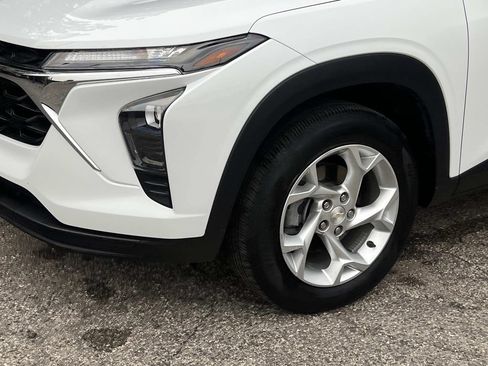Used 2024 Chevrolet Trax LS w/ LS Convenience Package FWD image 8