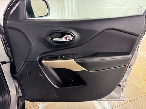 Used 2018 Jeep Cherokee Latitude image 16