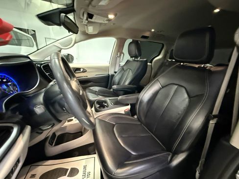 Used 2023 Chrysler Pacifica Touring-L image 41