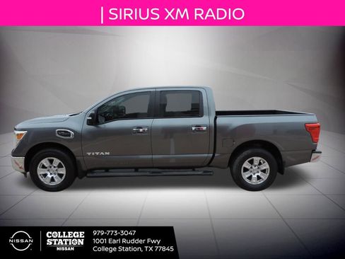 Used 2017 Nissan Titan SV image 7