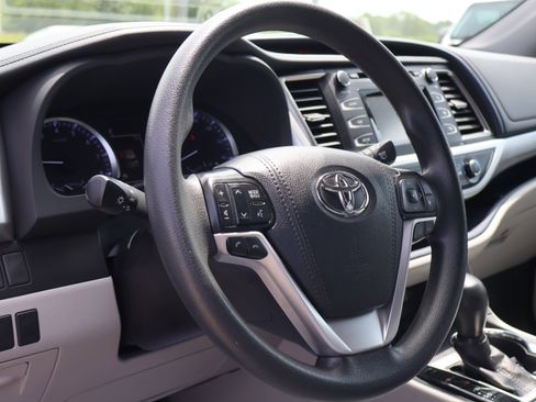 Used 2019 Toyota Highlander LE FWD image 24