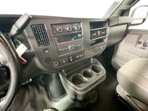 Used 2017 Chevrolet Express 3500 Extended image 15