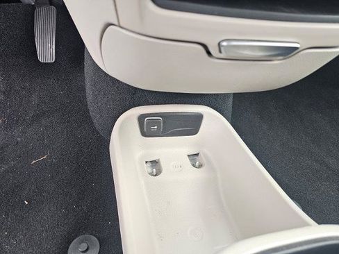 Used 2023 Chrysler Pacifica Touring-L FWD image 55