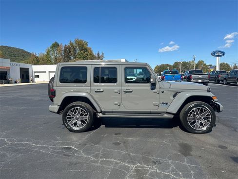 Used 2022 Jeep Wrangler Unlimited Sahara image 4