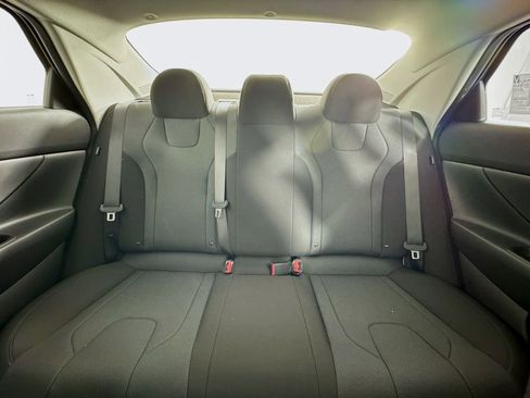 Certified 2025 Hyundai Elantra SE image 34
