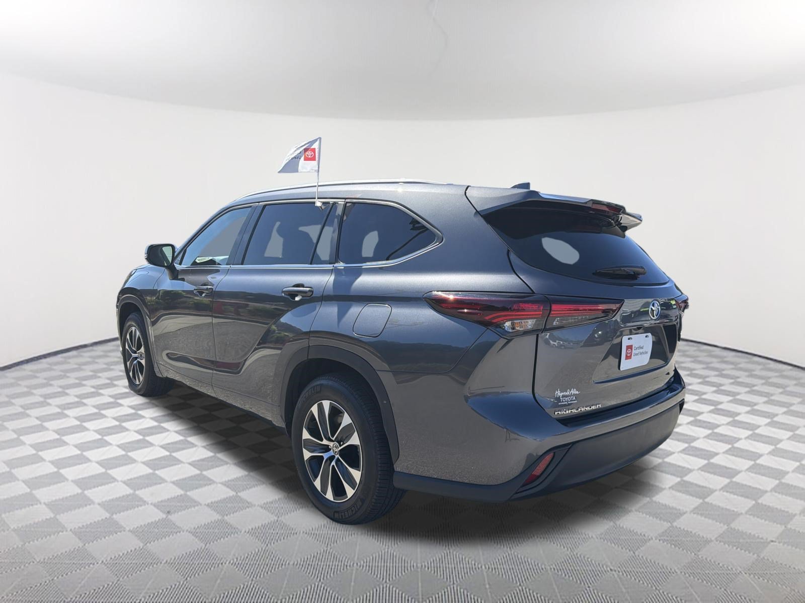 Certified 2025 Toyota Highlander XLE FWD image 14
