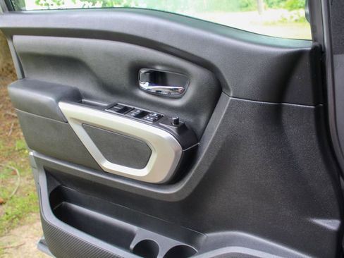 Used 2021 Nissan Titan SV w/ Accessory Utility Package image 17