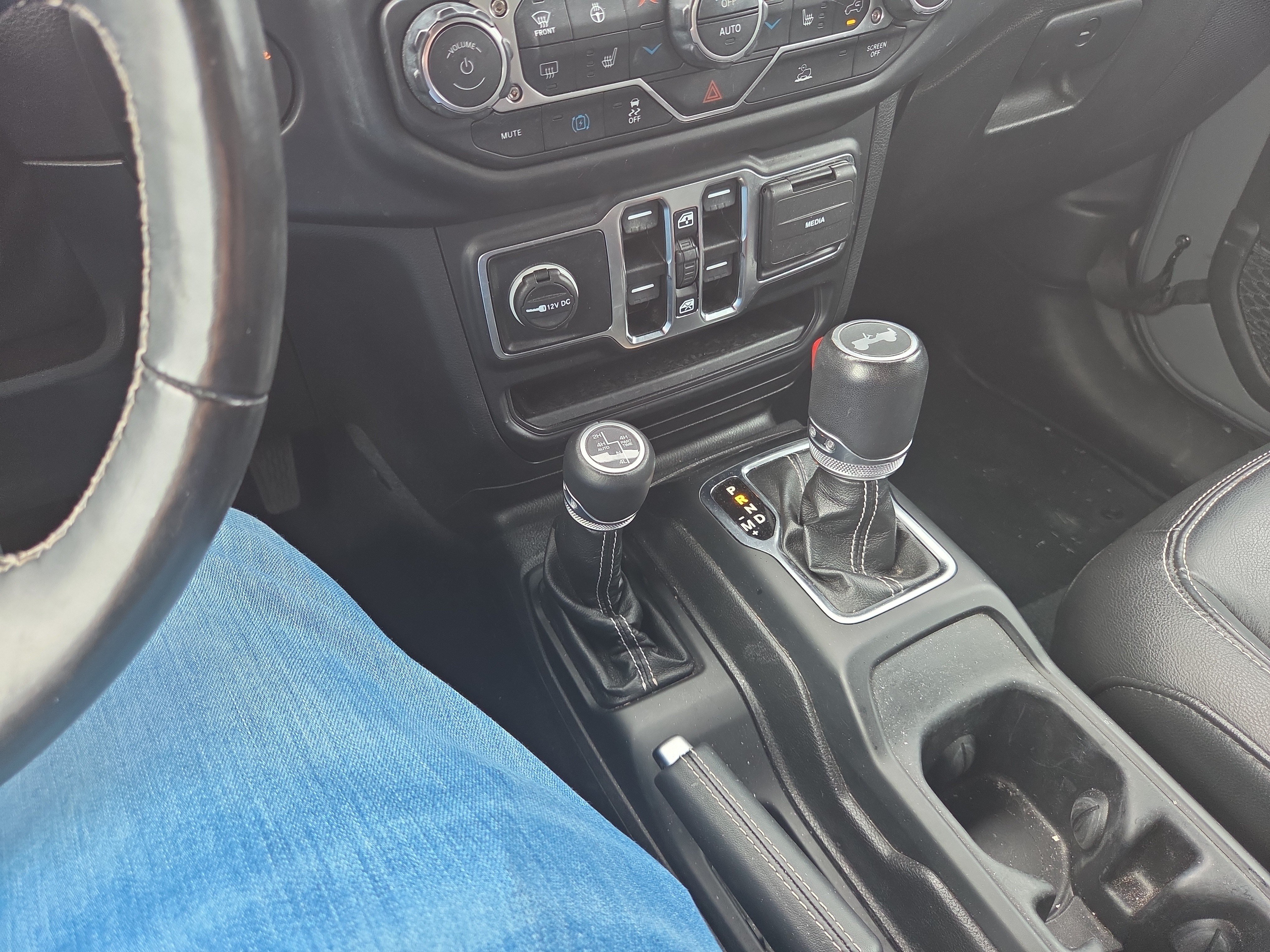 Used 2022 Jeep Wrangler Unlimited Sahara w/ Cold Weather Group AWD/4WD image 11