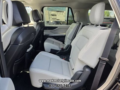 New 2026 Lincoln Navigator Premiere AWD/4WD image 9