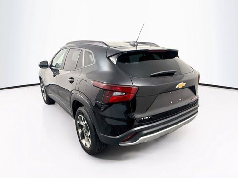 Used 2025 Chevrolet Trax LT FWD image 3